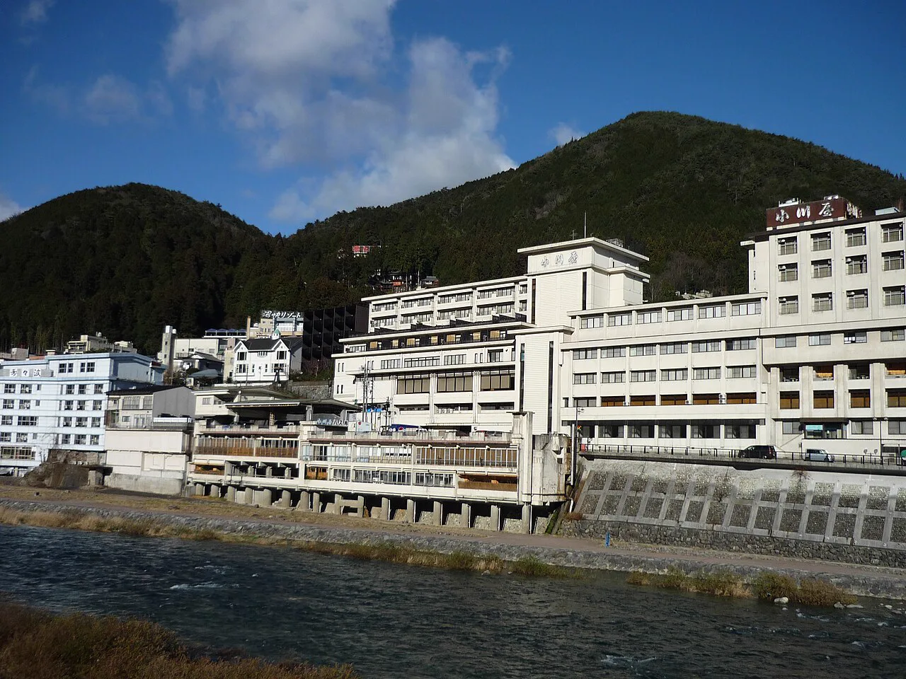 由下呂大橋方向看到的下呂溫泉街,說明飛驒川兩岸旅館與鐵道共存的住宿環境