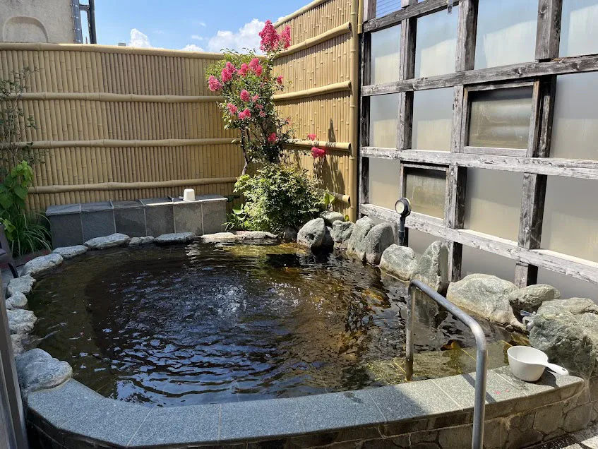 西品川溫泉宮城湯3樓天然溫泉露天浴池，石邊浴槽上方可直接看到天空