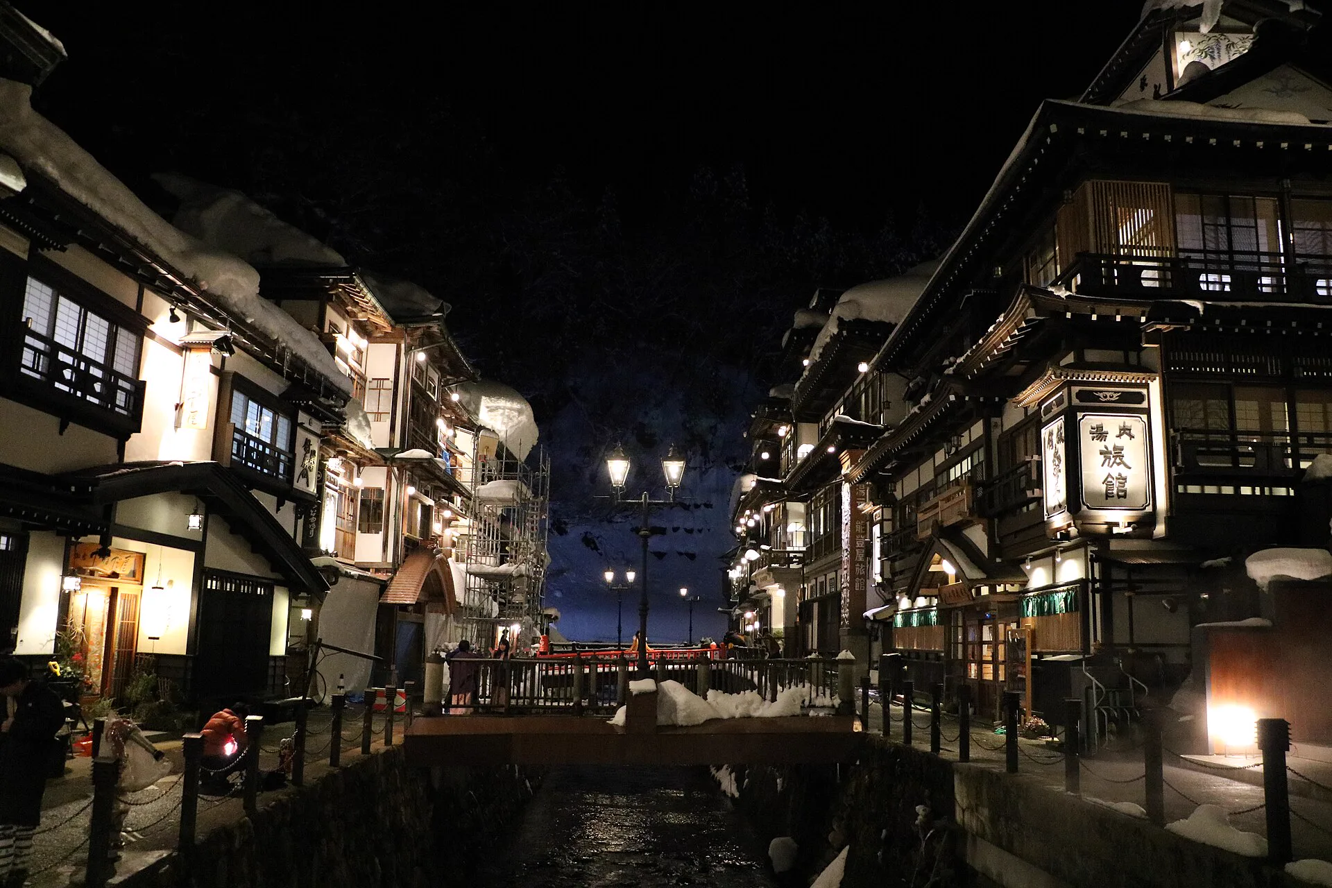 冬季夜晚的銀山溫泉街，積雪、木造旅館與燈光共同形成住宿客最容易完整看到的核心景觀