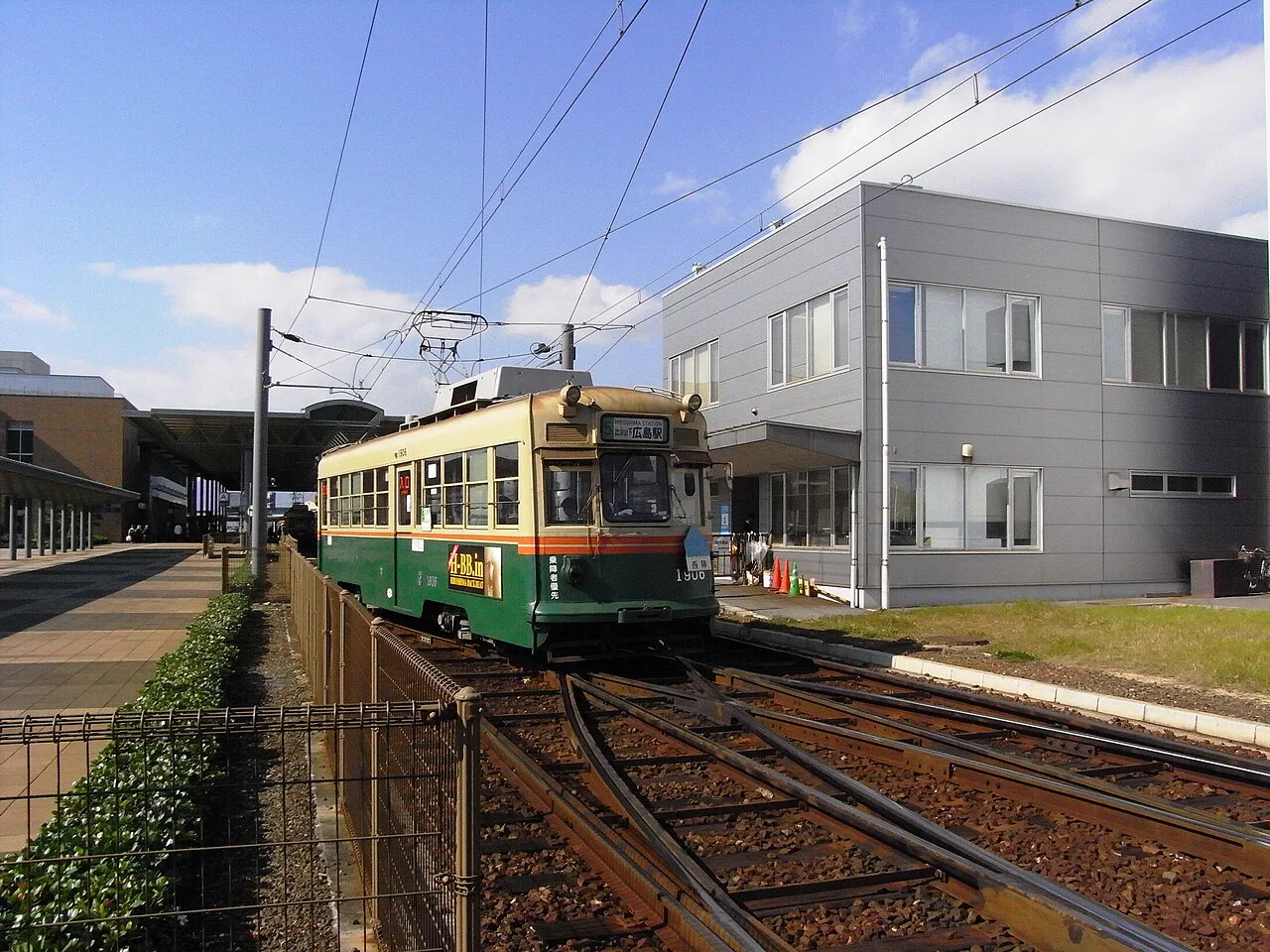 廣島港電停與廣島電鐵路面電車,顯示從廣島站往宇品及廣島港方向的無車交通軸