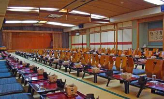 飛驒川與下呂溫泉街沿岸旅館景觀,說明冨岳以河景展望浴場換取較高移動成本