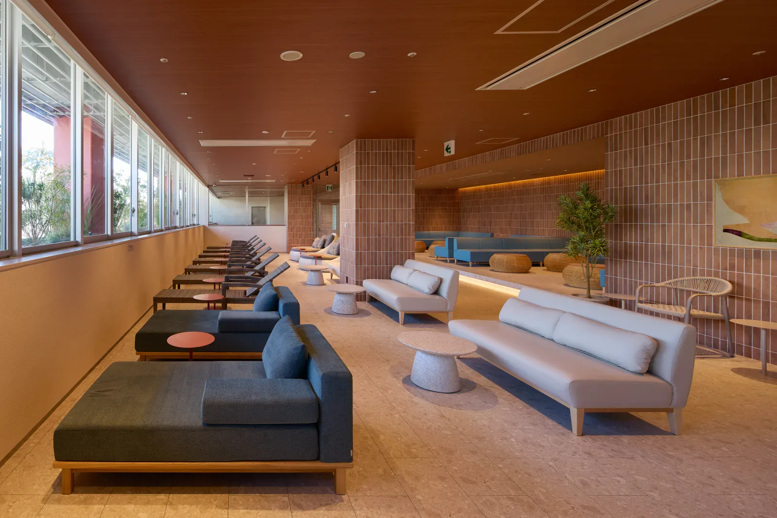 SPA EAS 2026現行休息lounge,設有長椅、沙發與窗邊座位