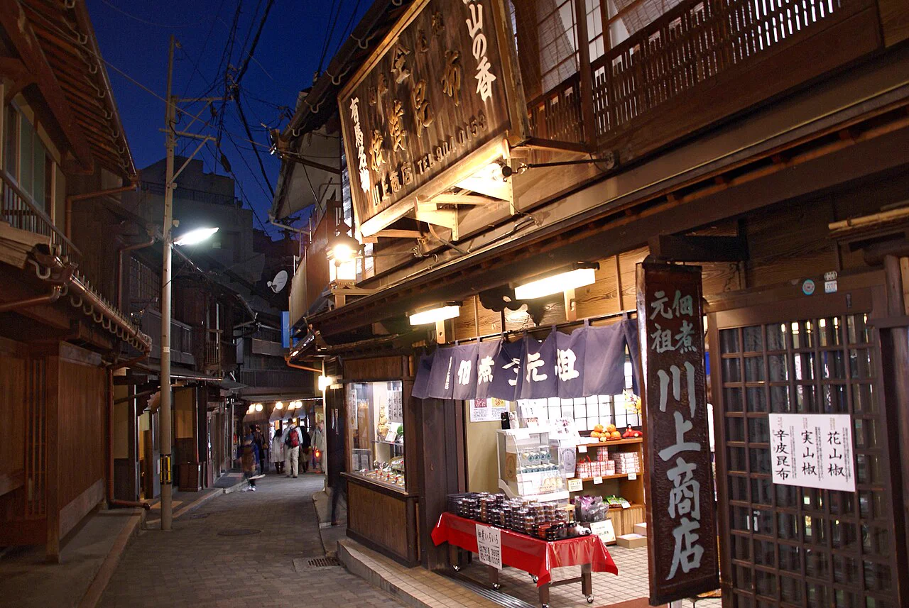 有馬溫泉湯本坂的石板街與木造店舖