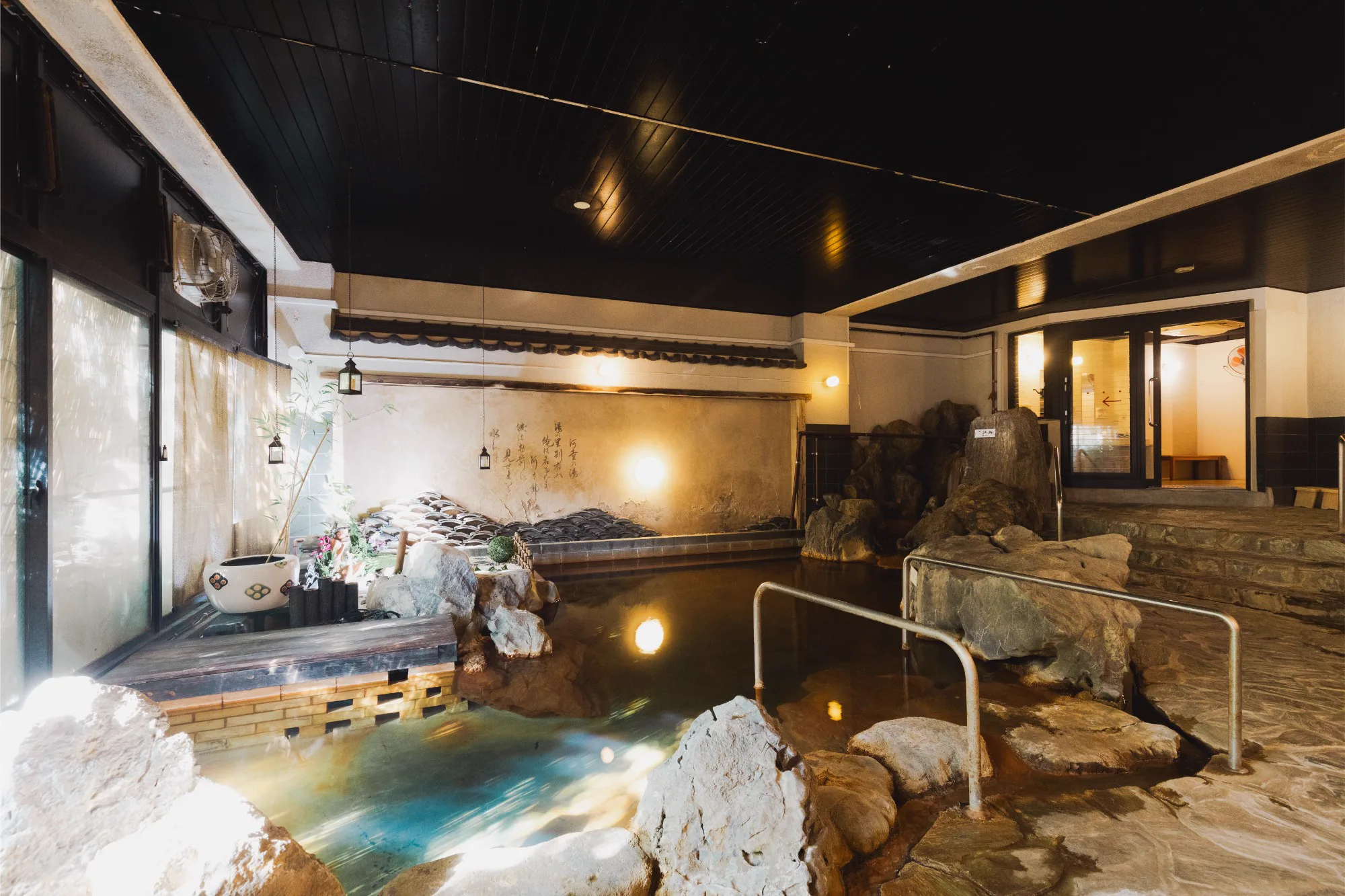 湯之里葉山天然溫泉岩浴池內湯