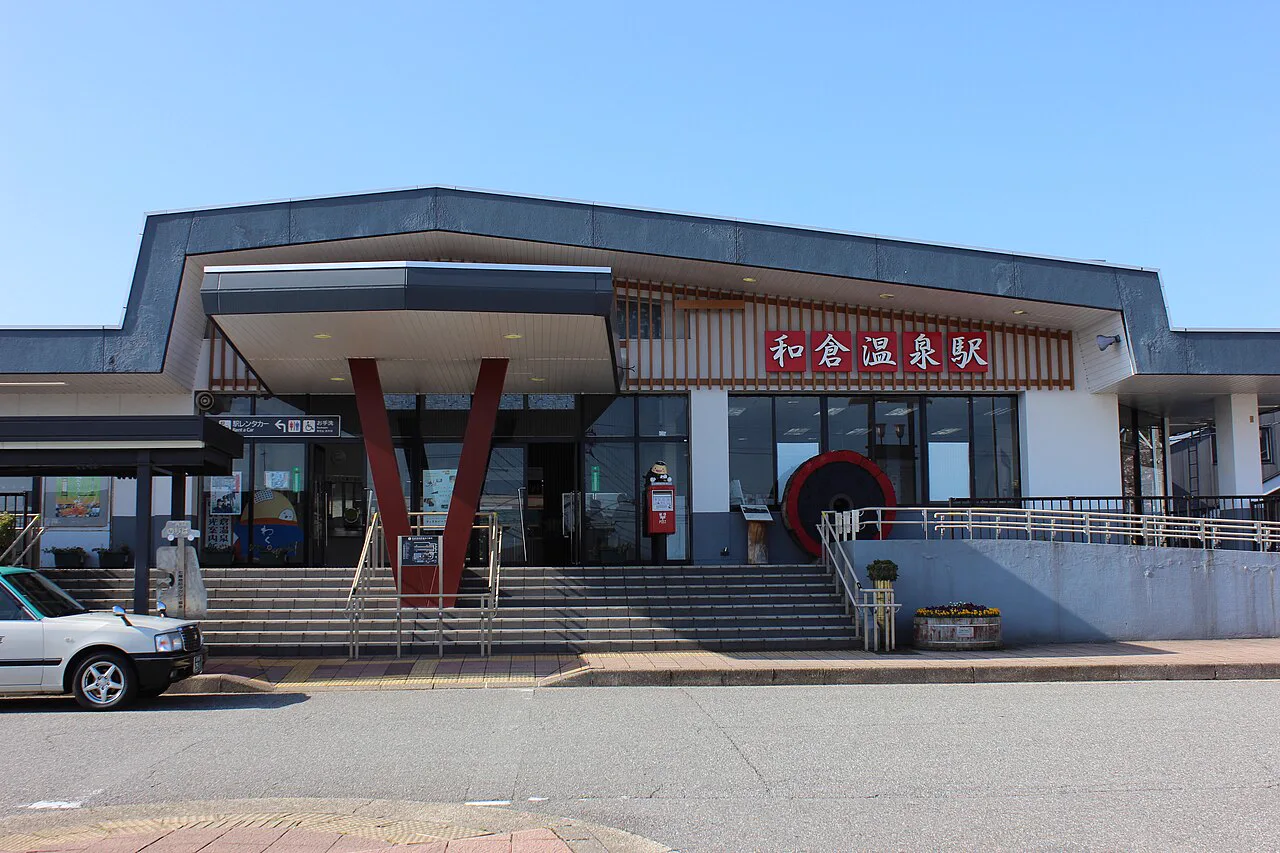 和倉溫泉站站舍與站前空間,旅客需要在此轉接巴士或旅館接送前往溫泉街