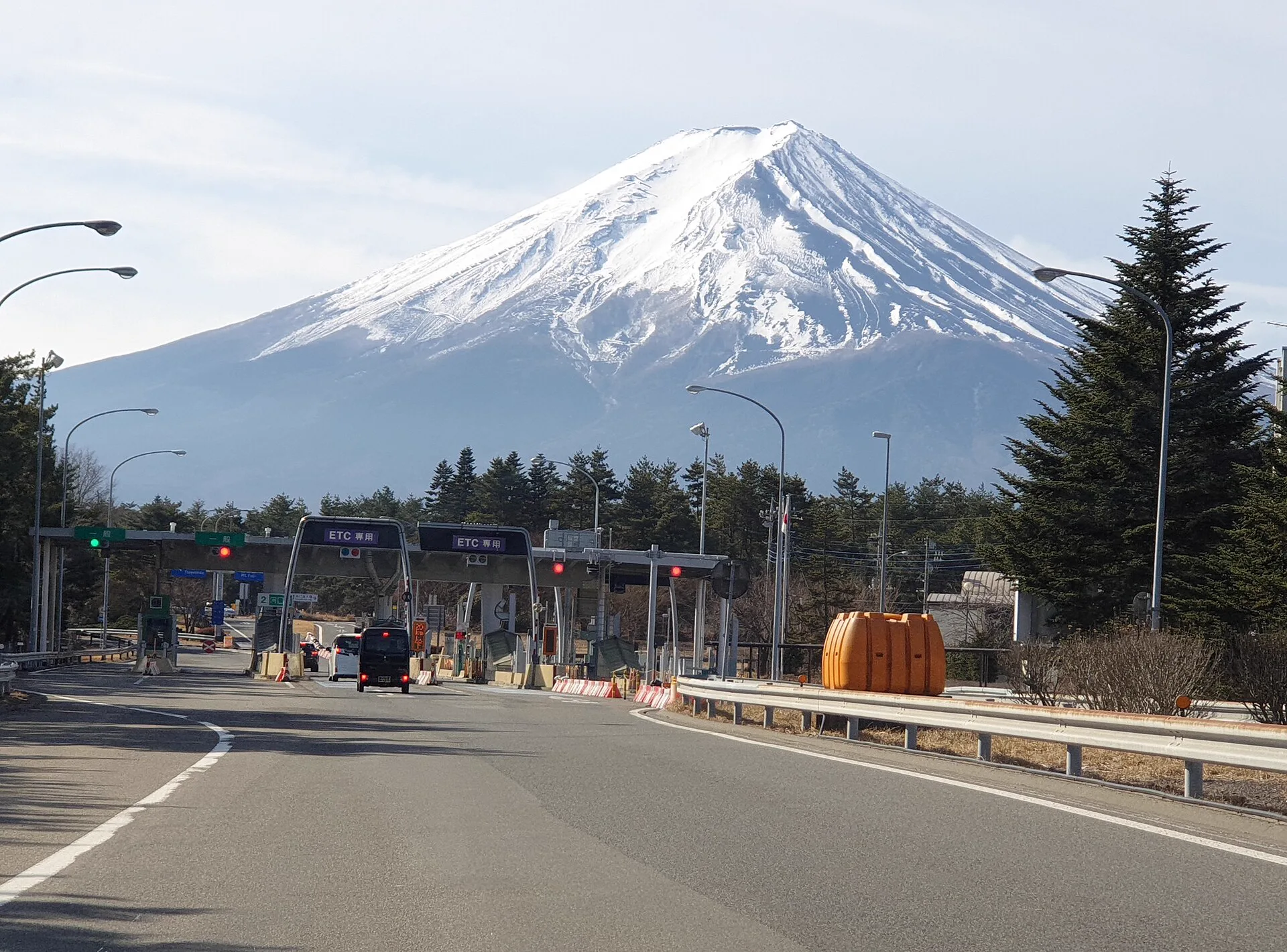 山梨縣境內景觀富士山的區域景觀,(より)道之湯草地休息區官方亦標示可看富士山方向