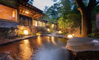 由布院優貝爾酒店(由布院ユウベルホテル)森林環境中的大浴場與露天溫泉