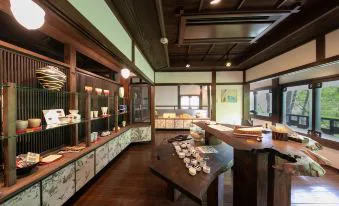 由布院（はなの）舞 vs 二本之葦束怎麼選？8室小館、全館私人包場溫泉、市街動線與山中獨立別館（離れ）一次比較