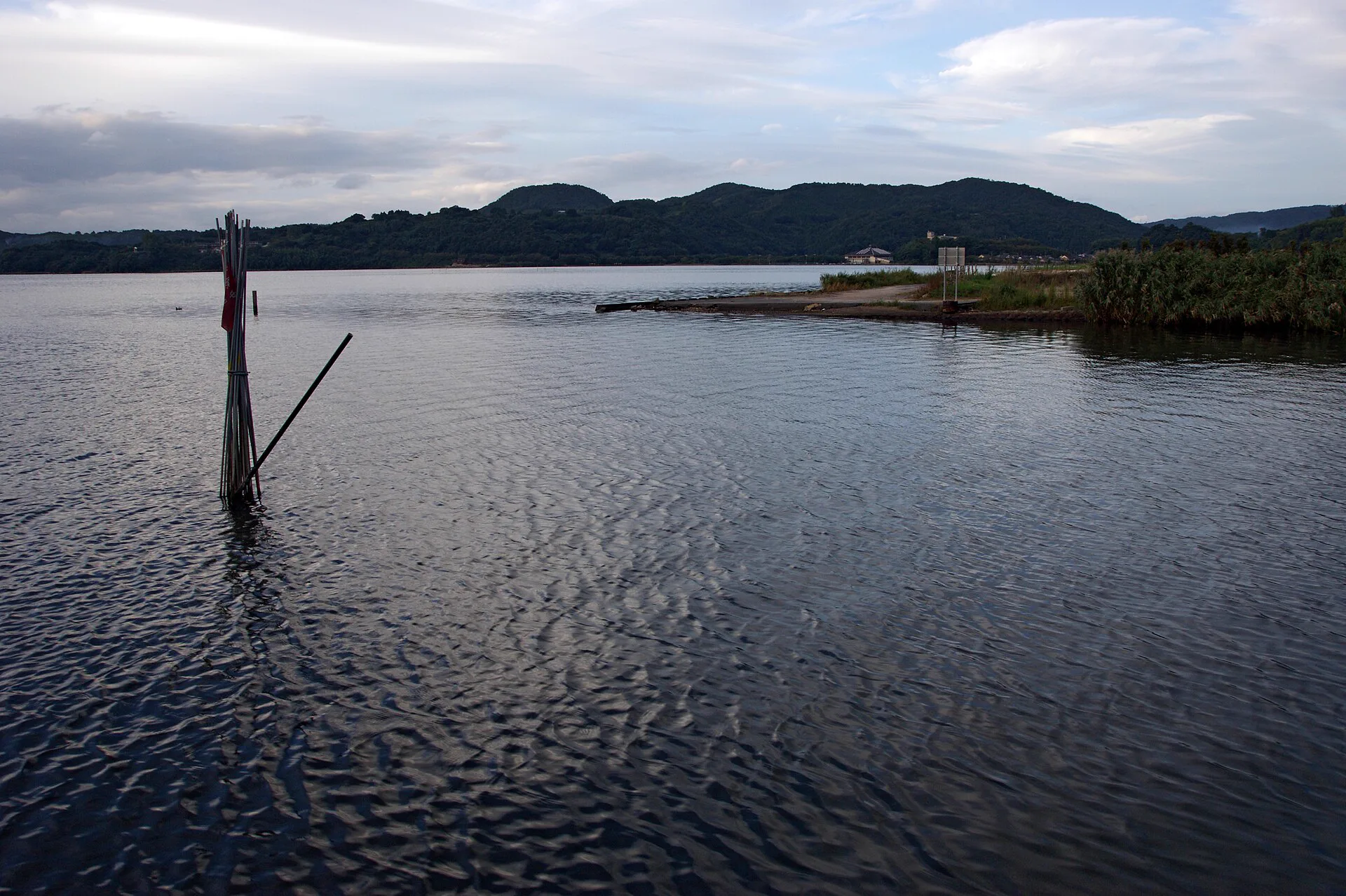 鳥取湯梨濱町東鄉湖的湖面與周邊山景