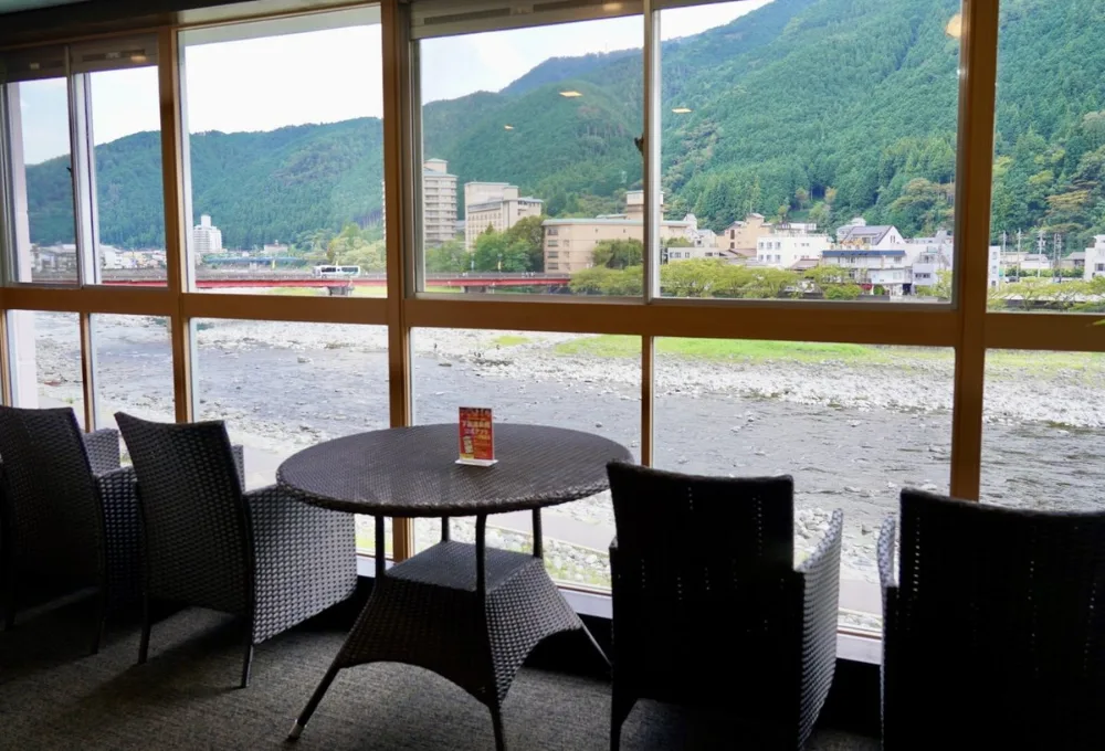 桜 River Side Stay 下呂溫泉值得住嗎？100%新鮮泉源私人包場湯、掛流公共大浴場（大浴場，供多名住客共同使用）與全房河景怎麼選