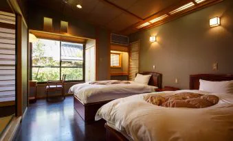 2026由布院紅葉住宿:梅園 vs 月燈庵怎麼選?庭園、全室露天、工程與無車交通一次比較