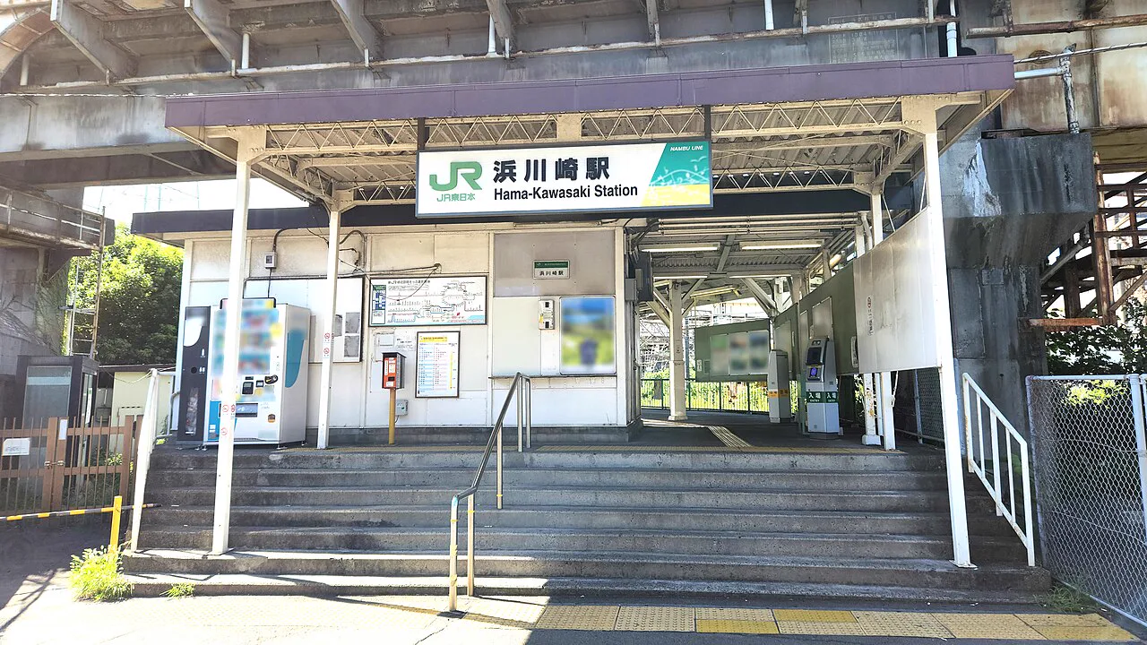 2022年的JR濱川崎站南武支線入口,顯示(ゆいる)所在川崎南部生活圈的鐵路背景