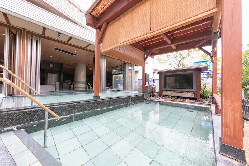 度假村（キャナル・リゾート）露天「流（れの）湯」，為官方標示使用玉川天然溫泉的浴槽