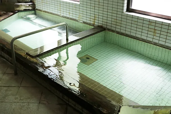 桐島屋旅館館內尻焼(き)浴池,館方以湯畑泉源掛流作為主要住宿價值
