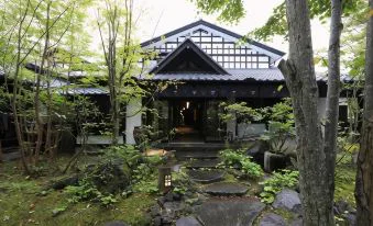 由布院草庵秋桜 vs 由布院 月燈庵(ゆふいん月燈庵)怎麼選?中心料理宿與18棟全室私人露天的取捨