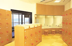 勝沼(ぶどうの)丘天空之湯更衣空間與置物櫃