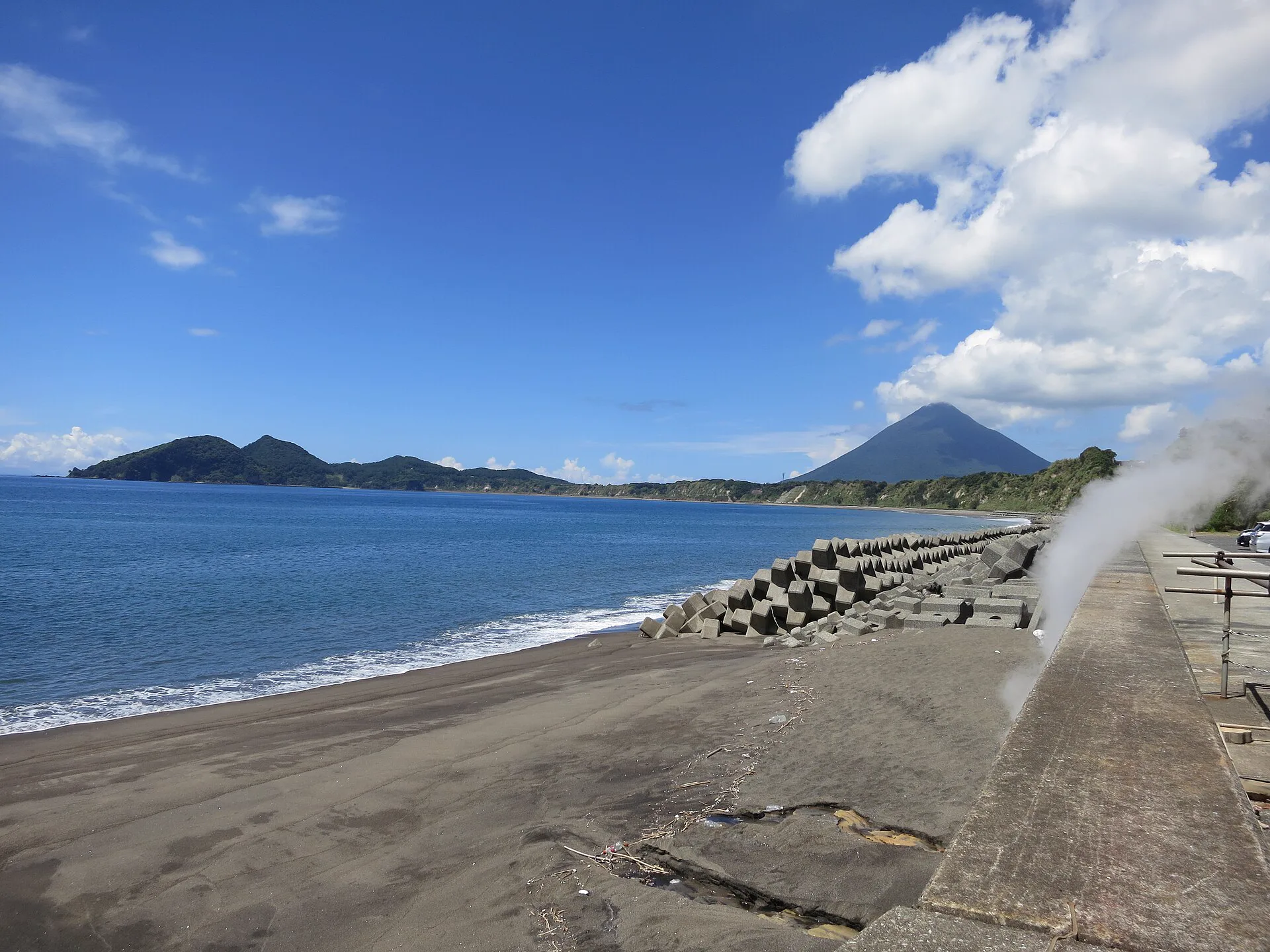 從指宿山川溫泉地帶望向開聞岳,代表砂湯里與(たまて)箱溫泉所在的山川景觀