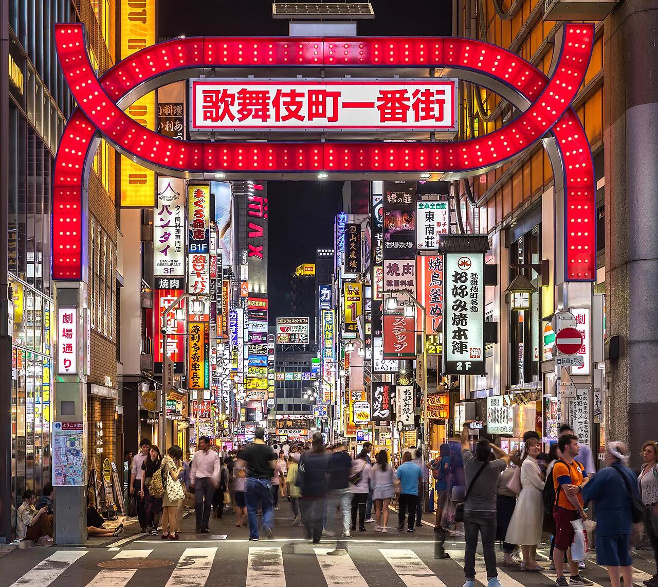 東京新宿歌舞伎町夜間霓虹街景，對應（テルマー）湯深夜與24小時停留的地理情境