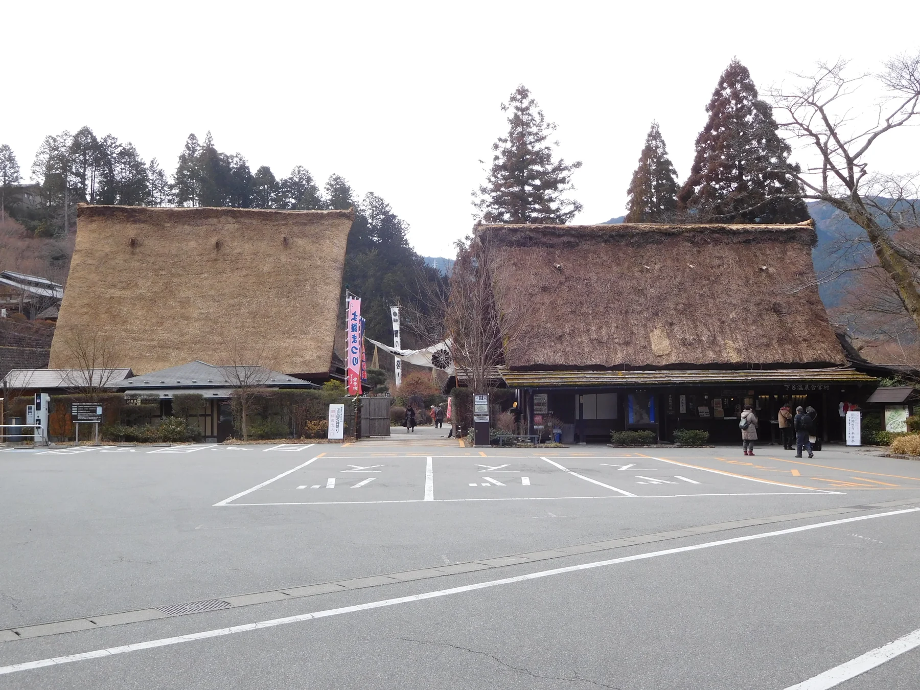 下呂合掌村的茅草屋與園內步道實景