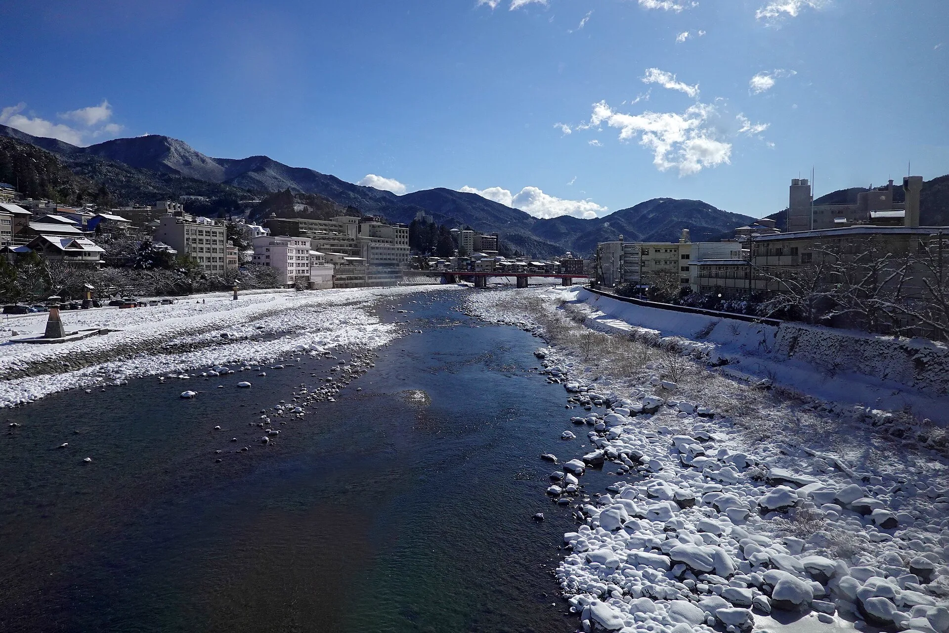 冬季飛驒川沿岸的下呂溫泉街實景