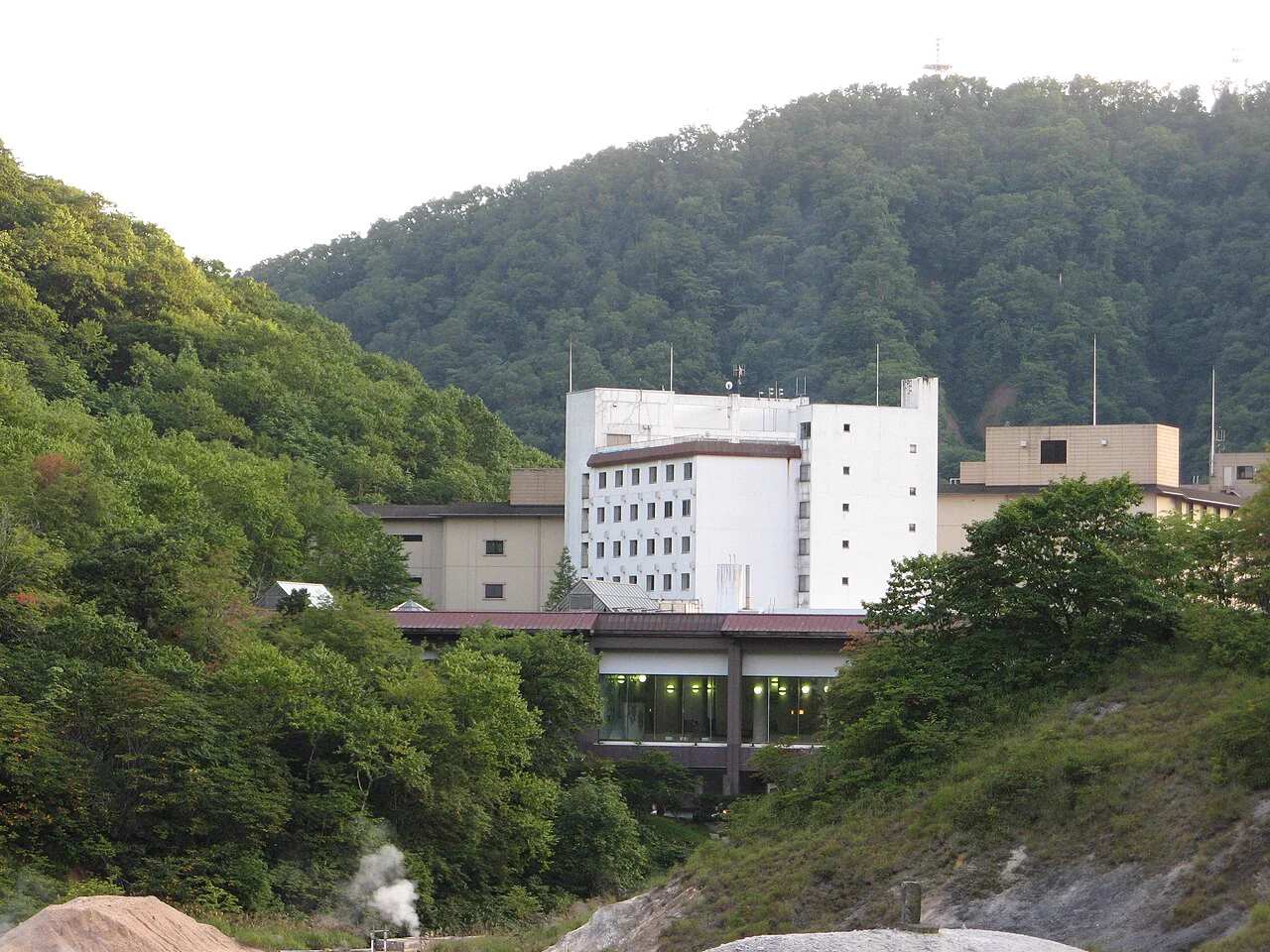 第一滝本館外觀,旅館位於登別溫泉山谷間