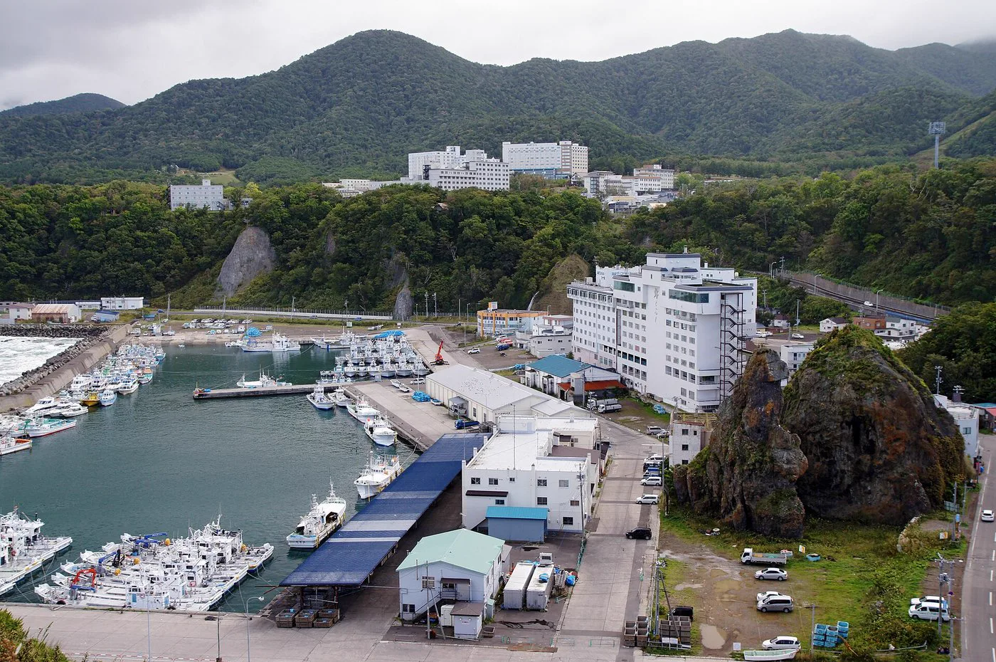 湯村溫泉藥師湯值得去嗎？2026成人¥700（約 HK$35／NT$142）、泉源100%掛流、露天桑拿、90°C配湯與每月15日休館攻略