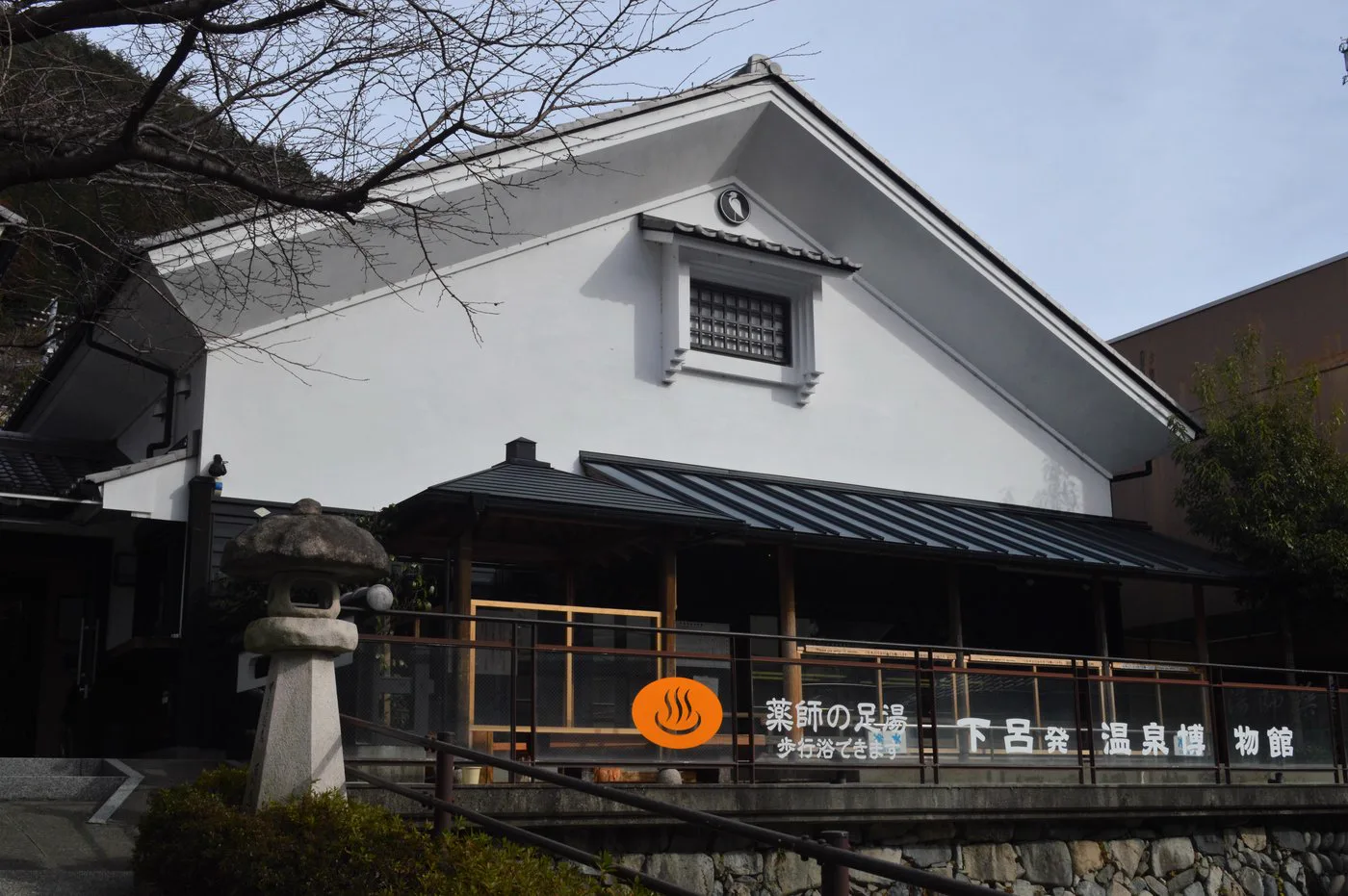 下呂溫泉泉荘值得住嗎？11室全木造、沒有電梯，天然岩浴池與房型怎麼選